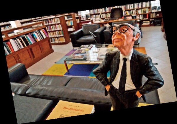 조제 사라마구의 서재에 놓여 있는 그의 피겨