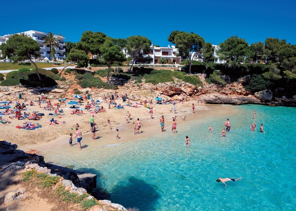 칼라도르의 아기자기하고 아름다운 모래 해변