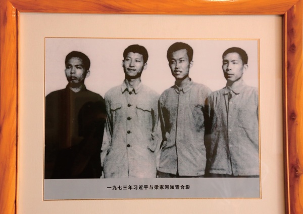 1973년 함께 하방 생활을 한 친구들과 찍은 사진(왼쪽에서 두 번째)