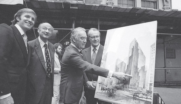 1978년 뉴욕 하얏트 호텔 청사진을 발표하는 도널드 트럼프