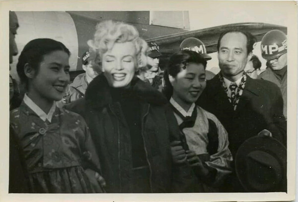 1954년 먼로의 한국 방문 당시 동갑내기인 국내 배우 최은희(먼로의 왼쪽)가 직접 마중을 나갔다.