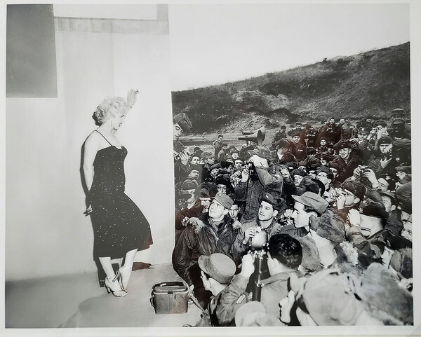 한국 방문 당시 추운 겨울이었음에도 먼로는 민소매 드레스만 입은 채 무대에 올라 대중을 만났다.