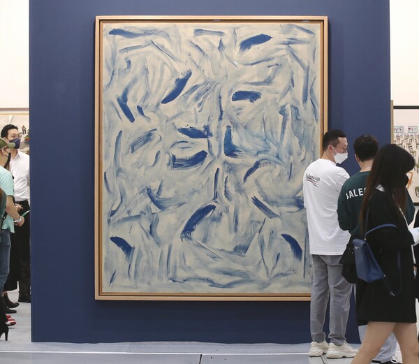 2021년 서울 코엑스에서 열린 ‘한국국제아트페어 서울’에 전시된 이우환 화백의 작품