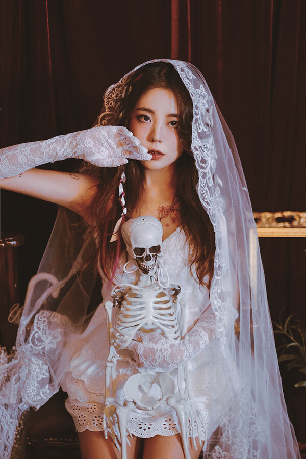 김솔이 변호사는 휴일이면 딱딱한 정장을 벗고모델로서 카메라 앞에 선다.