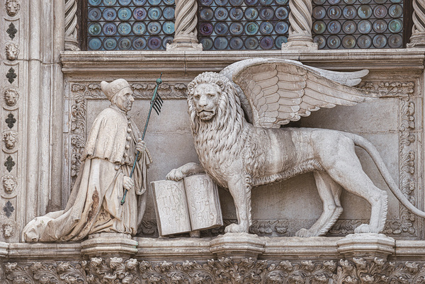 이탈리아 베네치아의 대성당 산마르코 대성당에는 성경을 갖고 있는 날개 달린 사자 조각상을 볼 수 있다.