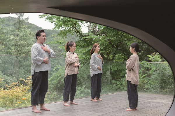 힐리언스 선마을은 숙박객 대상 숲 명상 프로그램을 운영한다.