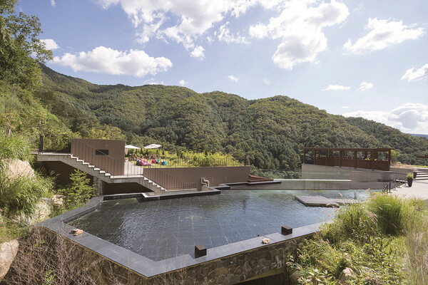 빛방울이 떨어지는 모습에서 영감을 얻어 디자인한 물빛수반