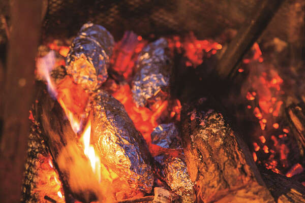 모닥불에 군고구마를 구워먹는 것은 불멍의 재미요소다.