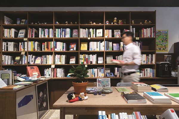 "니은서점에서는 커피를 팔지 않는다. 커피를 팔면 이윤이 남겠지만, 내게는 책 한 권 팔아 얻는 기쁨이 커피를 팔아 이윤을 남기는 것보다 더 크고 소중하다.​​​​​​​ 어디까지나 기쁨을 얻고자 하는 일이니까."