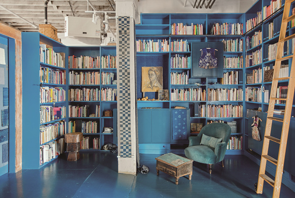 요다나 멍크 마틴이 꾸민 도서관 태터(Tatter)는 마틴이 좋아하는 파란색으로 가득하다.