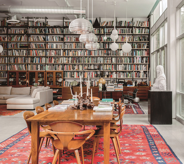 다채로운 작업을 펼치는 비크 무니스에게 서재란 지적 호기심을 충족시키는 공간이다.