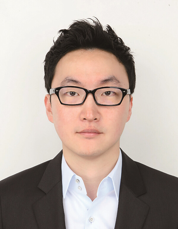 Profile 정경원 •現 감계삼성내과 원장 •내과 전문의 •소화기내시경 세부 전문의