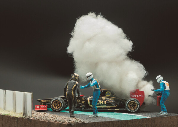 차에 연기가 난 상황을 연출했다. 