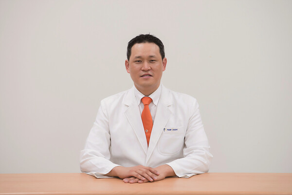 Profile 서동현•現 부평힘찬병원 병원장•의학박사(해부학)•가천대 길병원 정형외과 외래교수•한림대학교 정형외과학교실 외래교수•대한 정형외과학회, 슬관절학회, 고관절학회 정회원•유럽, 미국, 대한민국 족부족관절학회 (EFAS, AOFAS, KFAS) 정회원