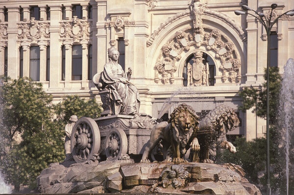 대지의 여신 키벨레와 사자 전차 