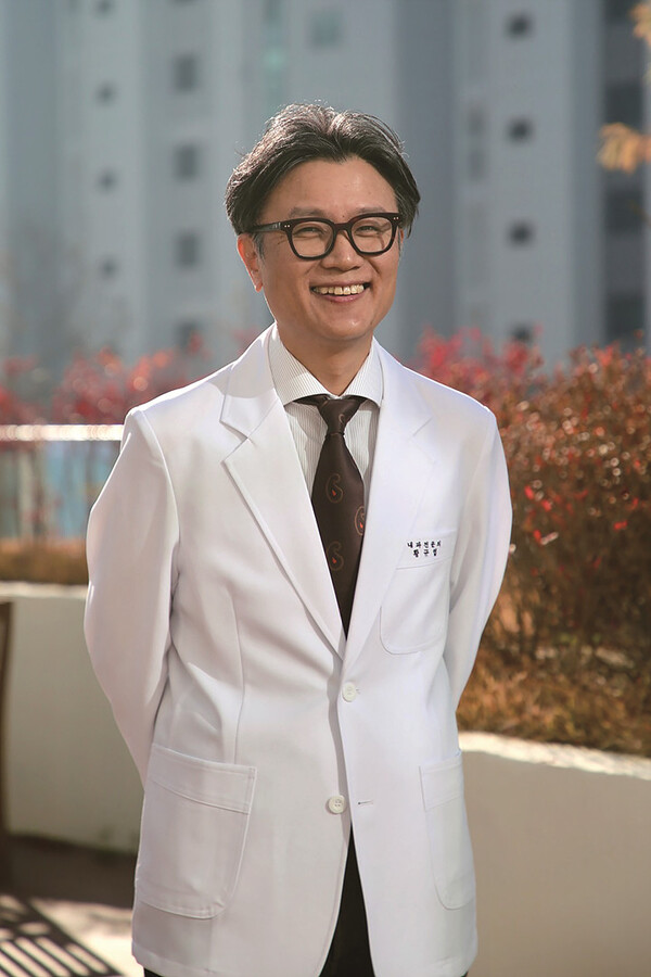 Profile 황규엽 •現 허브연합내과 원장 •공주현대병원 내과 과장 •세종프라임 요양병원 내과 과장 