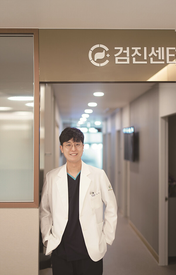 Profile 김영 •現 봉담센트럴내과의원 원장 •대한소화기내시경학회 내시경세부 전문의 •중앙대학교병원 소화기내과 임상 교수 