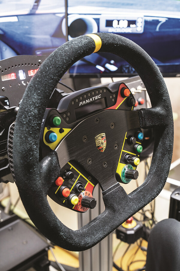 포르쉐 로고가 포인트인 휠과 직접 구동 방식의 휠 베이스