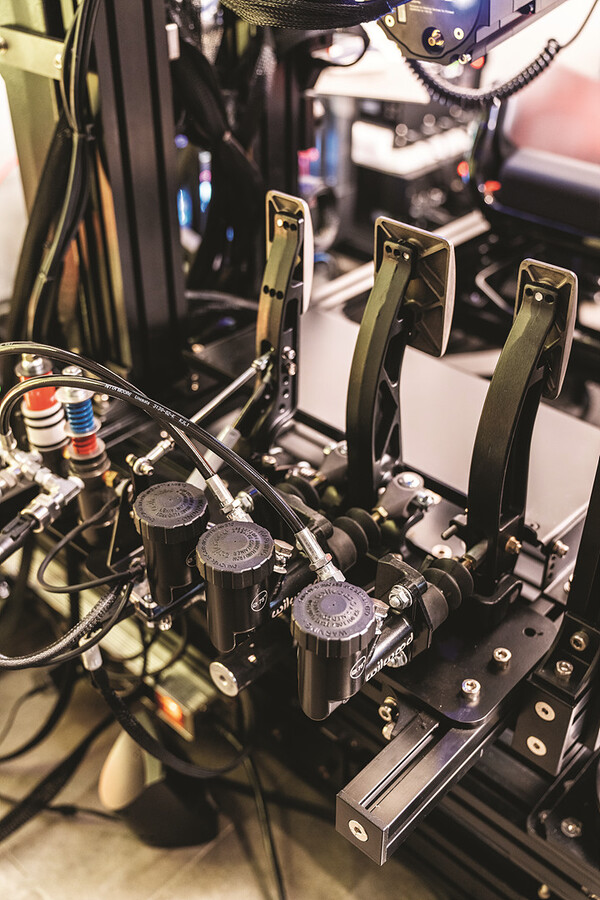 속도 변화에 따라 느껴지는 중력을 표현해 주는 벨트. 브레이크를 밟으면 벨트가 당겨진다.