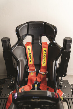 실제 레이싱카와 같은 유압식 페달. 직접 개조해 만들었다.