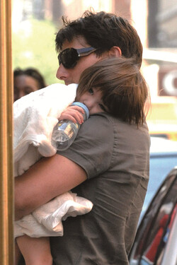 딸 수리 크루즈를 안고 있는 톰 크루즈 