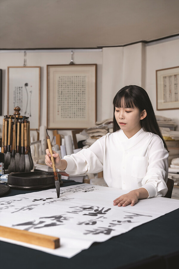 Profile 이정화 •1991년생 •일희일비하는 그대에게 저자 •드라마 및 영화 서예 대필각종 드라마에서 서예 대필 작가로 활약했다