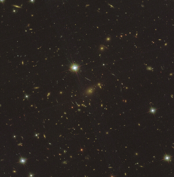 허블이 촬영한 첫 딥 필드 © NASA, ESA, Hubble (STScI), RELICS