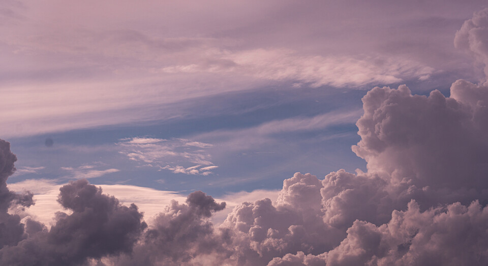 핑크빛 구름, 20222pm 황찬성렌즈를 통해 본 내 눈에 맺힌 세상. 근사한 오후, 이런 구름 위에 누운 채로 어떤 날들을 떠올리곤 한다.