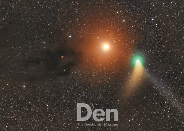 암흑성운과 화성(주황빛), 혜성(초록빛)의 범상치 않은 만남. 제32회 한국천문연구원 천체사진공모전 최우수상 수상작