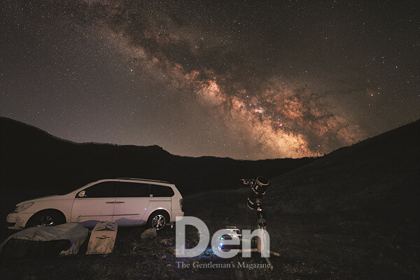 은하수 아래서 천체 사진 촬영 중