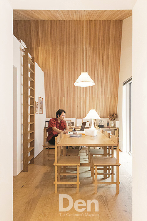 정이삭 디렉터가 가장 좋아하는 공간인 2층 응접실. 테라스 창을 열면 인근 산의 흙 내음이 들어오는 걸 상상하며 설계했다.