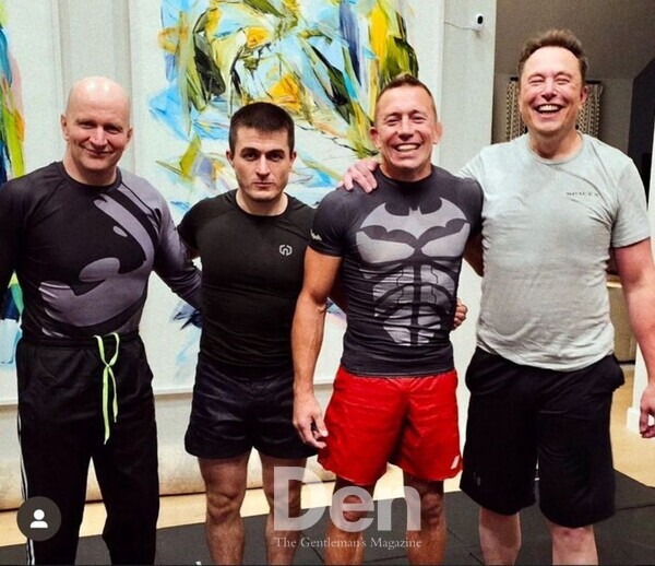 전 UFC 웰터급 챔피언 조르주 생 피에르 선수가 일론 머스크와 훈련 중 촬영한 사진을 7월 4일 공개했다. 왼쪽부터 종합격투기 코치 존 다나허, 주짓수 블랙벨트 소유자 렉스 프리드먼, 조르주 생 피에르, 일론 머스크. @georgesstpierre