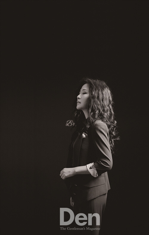 그의 이름 ‘웅산’이 법명에서 온 것도 ‘음악이 곧 수행’이라 말하는 배경과 연관이 있다. 본명은 ‘은영’. 스무 살 무렵 출가해 2년여 동안 절에서 살았다. 불교 연구자인 부친의 영향이 컸다.