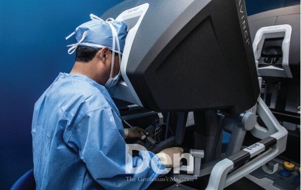 화면을 보며 로봇을 조작하는 김욱환 교수. 모든 스태프가 수술대에 모여 수술하던 것과 달리 로봇수술은 외과 의사 혼자만 동떨어져 있기에 때론 고독하다.