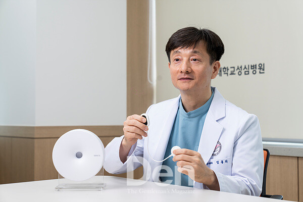 게이트웨이(안테나)와 웨어러블 센서를 설명하는 임홍의 교수. 센서를 부착하기만 해도 환자 데이터가 서버에 수집된다.