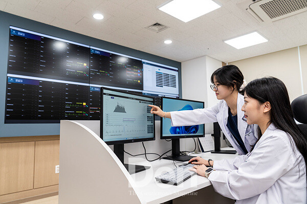스마트 환자 모니터링 시스템 상황실에서는 의료진이 화면에 뜨는 각 환자의 상태를 한눈에 보며 실시간 대응한다.