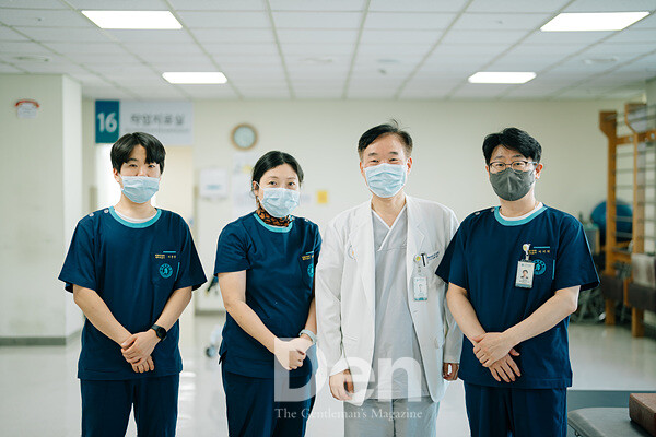 김창환 교수와 함께 재활을 돕는 인하대학교병원 재활의학과 의료진들