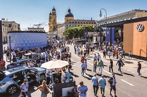 오픈 스페이스에 마련된 전시장에 집중한 글로벌 자동차 기업들 ⓒ셔터스톡
