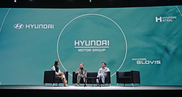 장재훈 현대자동차 사장(가운데)이 CES 2024미디어데이에서 수소 대전환에 대해 발표하고 있다.&nbsp;© Hyundai<br>