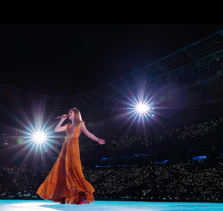 대형 공연장에서 노래를 부르고 있는 미국 팝 스타 테일러 스위프트 © taylorswift