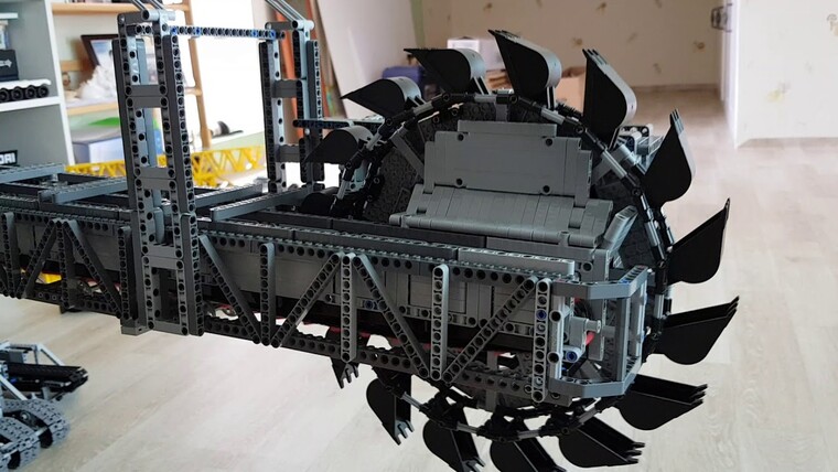 영화 '트랜스포머'에 나온 초대형 굴삭기 ‘배거 288’을 레고로 제작했다. ©신권수