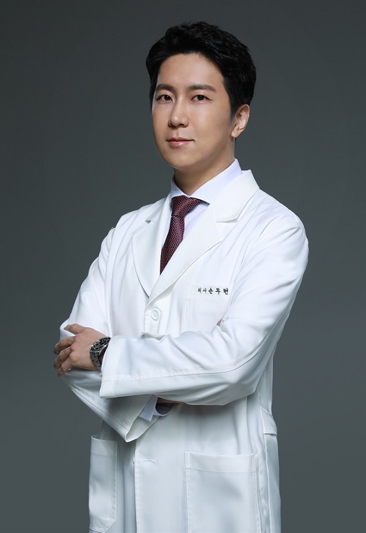 손무현<br>·&nbsp;現&nbsp;청담FNB의원&nbsp;대표원장<br>·&nbsp;대한일차진료학회&nbsp;미용학술이사<br>·&nbsp;대한임상레이저학회&nbsp;학술이사<br>