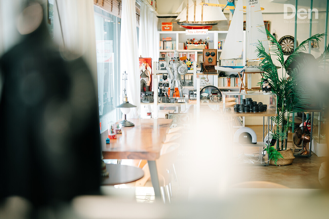 장난감박물관 1층. 장난감과 전시와 더불어 카페를 운영한다. ⓒ Den