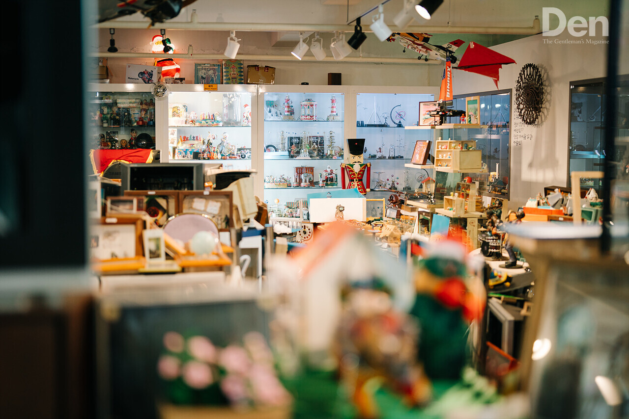 장난감이 움직이는 모습을 촬영해 유튜브에 업로드하기도 한다. 그의 유튜브 채널은 20만 구독자를 보유했다. ⓒ Den