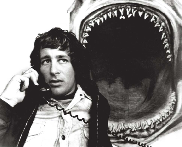 1975년 29세. <br>​​​​​​​새로운 특수효과를 통해 상상 속 장면을 실감나게 스크린 위에 구현해냈다고 평가받는 영화 [죠스]. 이 영화를 통해 스필버그는 무명의 가능성 있는 감독에서 할리우드 최고의 흥행 감독으로 거듭났다