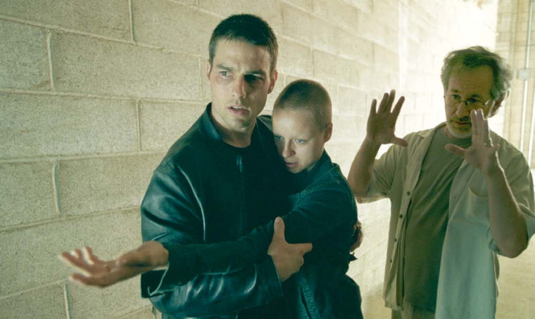 2002년 56세. 영화 [마이너리티 리포트] 촬영장최근 스필버그와  여러 작 품에서 호흡을 맞추며 그의 페르소나로 손꼽히는 톰 크루즈. 스필버그는 배우뿐 아니라 영화 스태프들도 항상 같은 멤버들과 작업하기를 좋아하는 의리남이다.