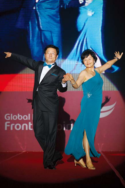 작년에 있었던 고려대 79학번 동기들의 입학 30주년 기념행사에서&nbsp;아내와 함께 무대에 올라 박수 갈채를 받았다. 아내가 79학번 동창이라 부부&nbsp;동반으로 참석한 것.&nbsp;<br>