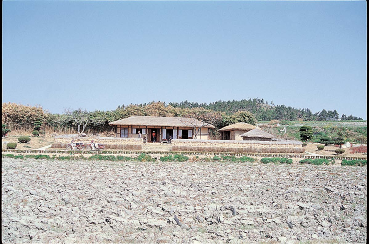 육지와 바다의 접경지에 자리한 김대중 전 대통령의 생가