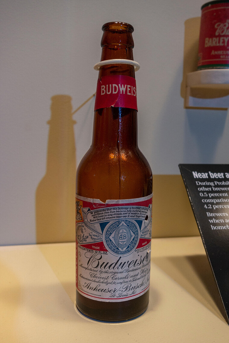 「금주법」 이후 버드와이저에서 제작한 니어 비어. 알코올이 들어 있지 않은 탓에 어린아이도 마실 수 있었는데, 어린아이들이 버드와이저 맥주 맛에 친숙해지면서 「금주법」이 폐지된 이후 미래 고객을 양성한 결과를 초래했다는 후문이 있다. ⓒ alamy<br>