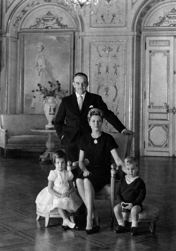 레니에 3세와 그레이스 켈리, 딸 캐럴라인 공주와 아들 알베르 2세 ⓒ alamy<br>